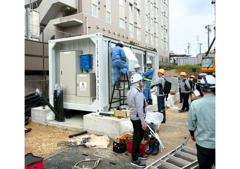 写真：静岡県磐田市にて系統用蓄電施設「NC磐田市見附蓄電所」蓄電池設置開始
