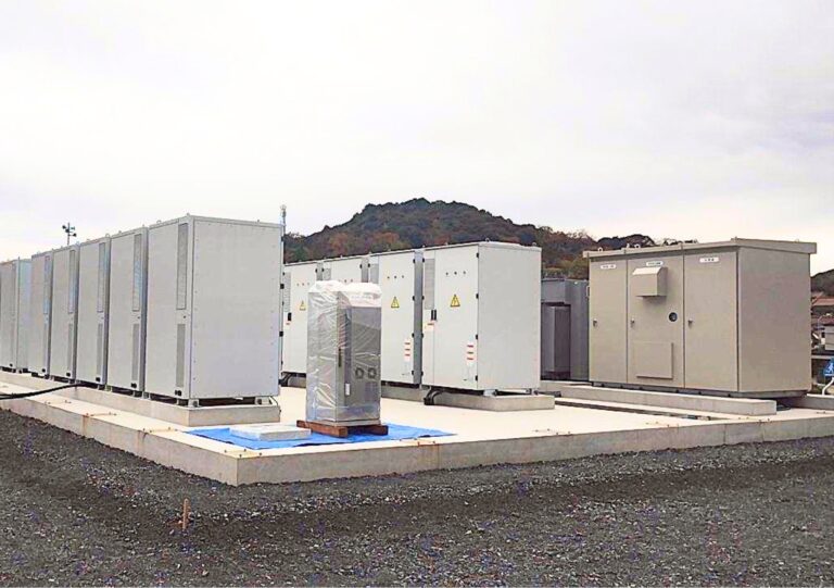 写真：島根県益田市にて系統用蓄電施設「NC益田市東町蓄電所」蓄電池設置開始