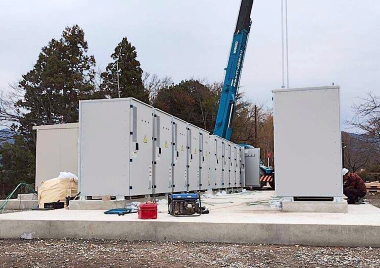 写真：滋賀県愛知郡にて系統用蓄電施設「NC愛知郡愛荘町蓄電所」蓄電池設置開始