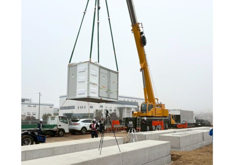 写真：広島県庄原市にて系統用蓄電施設「NC庄原市七塚町蓄電所」蓄電池設置開始