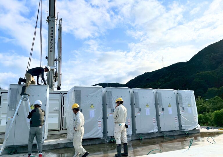 写真：鳥取県鳥取市にて系統用蓄電施設「NC鳥取市気高町蓄電所」蓄電池設置開始