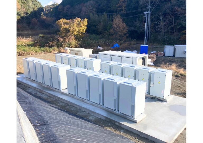 写真：山口県山口市にて系統用蓄電施設「NC北山田堤下蓄電所」蓄電池設置開始