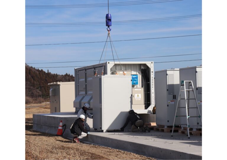 写真：福島県白河市にて系統用蓄電施設「NC白河市表郷番沢蓄電所」蓄電池設置開始