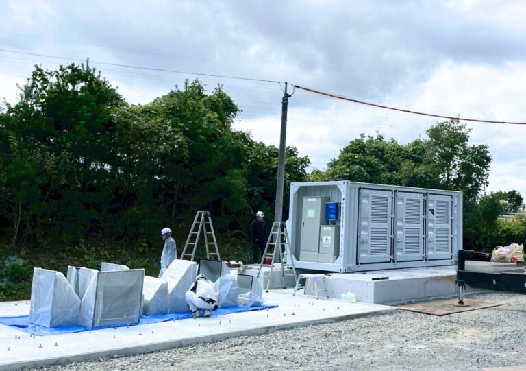 写真：福島県白河市にて系統用蓄電施設「NC白河市金勝寺蓄電所」蓄電池設置開始