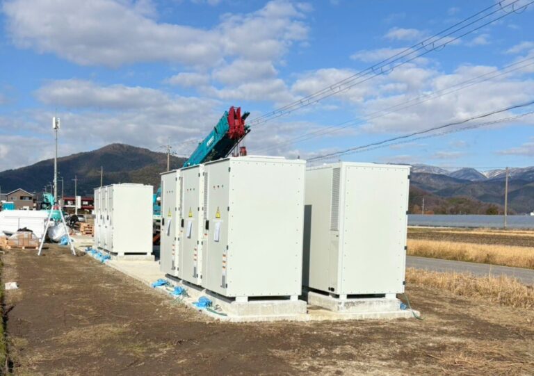 写真：滋賀県長浜市にて系統用蓄電施設「NC長浜市三川町蓄電所」蓄電池設置開始