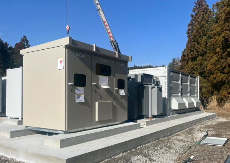 写真：福島県伊達郡にて系統用蓄電施設「NC伊達郡川俣町蓄電所」蓄電池設置開始