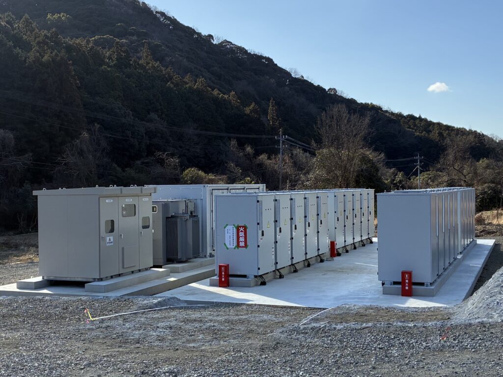 写真：山口県山口市嘉川にて系統用蓄電施設「NC北山田堤下蓄電所」受電開始