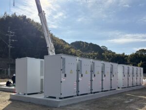 写真：福岡県みやま市にて系統用蓄電施設「NCみやま市瀬高町大草蓄電所」蓄電池設置開始