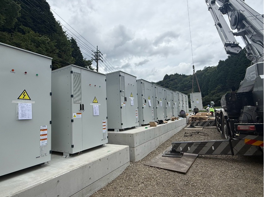 写真：岡山県真庭市にて系統用蓄電施設「NC真庭市田羽根蓄電所」蓄電池設置開始