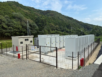 写真：山口県山口市にて系統用蓄電施設「NC北山田堤下蓄電所」需給調整市場への運用開始