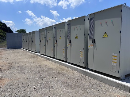 写真：福岡県嘉麻市にて系統用蓄電施設「NC口春蓄電所」蓄電池設置開始