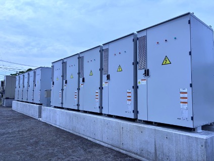 写真：佐賀県唐津市にて系統用蓄電施設「NC唐津市浜玉町浜崎蓄電所」受電開始