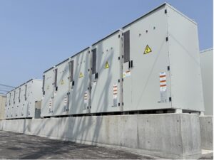 写真：佐賀県唐津市にて系統用蓄電施設「NC唐津市浜玉町浜崎蓄電所」蓄電池設置開始