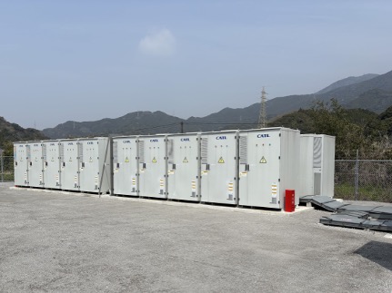 写真：佐賀県唐津市にて系統用蓄電施設「NC唐津市相知町蓄電所」需給調整市場への運用開始