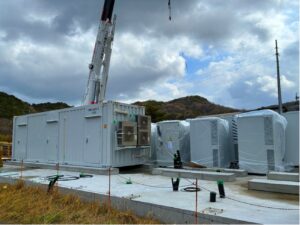 写真：島根県大田市にて系統用蓄電施設「NC大田市仁摩町蓄電所」蓄電池設置開始