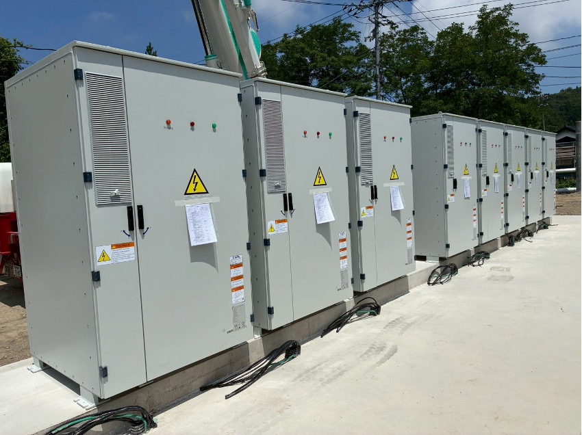 写真：鳥取県岩美郡にて系統用蓄電施設「NC岩美郡岩美町蓄電所」蓄電池設置開始