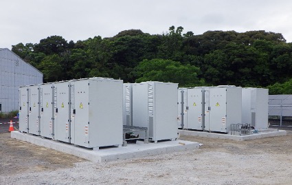 写真：鹿児島県枕崎市にて系統用蓄電施設「NC枕崎市桜山東町蓄電所」蓄電池設置開始