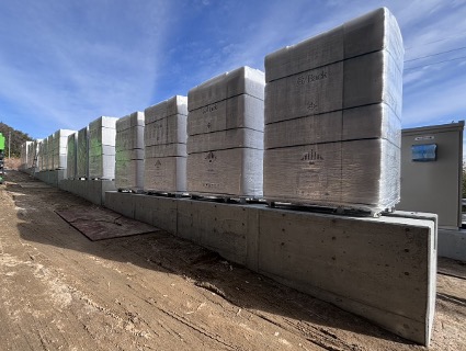 写真：山口県柳井市にて系統用蓄電施設「NC柳井市遠崎洛田蓄電所」蓄電池設置開始