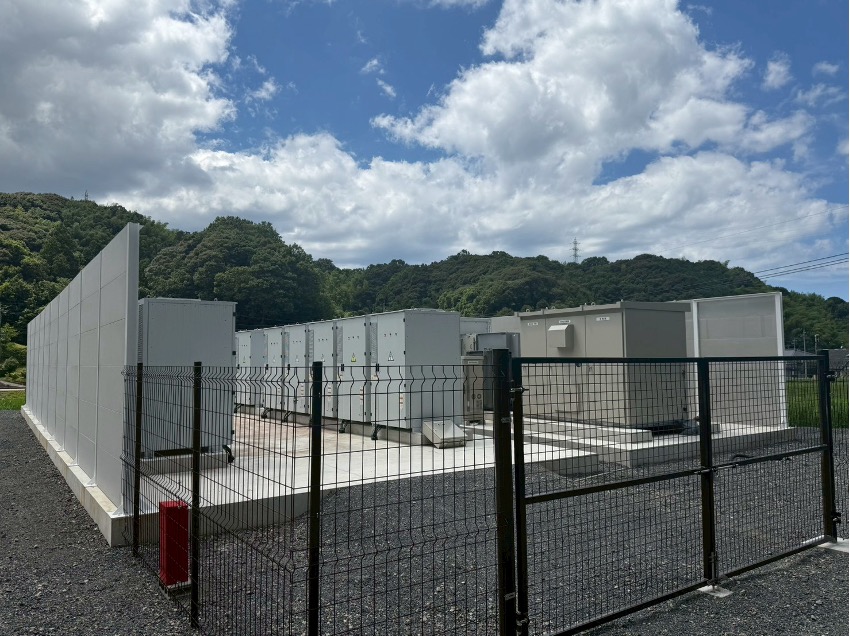 写真：島根県益田市にて系統用蓄電施設「NC益田市多田町蓄電所」受電開始
