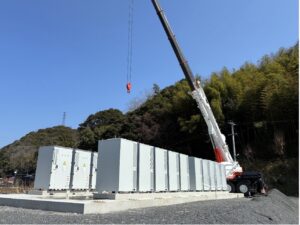 写真：島根県益田市にて系統用蓄電施設「NC益田市多田町蓄電所」蓄電池設置開始