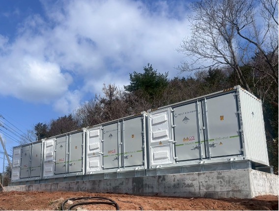 写真：鳥取県鳥取市にて系統用蓄電施設「NC鳥取市気高町2蓄電所」蓄電池設置開始