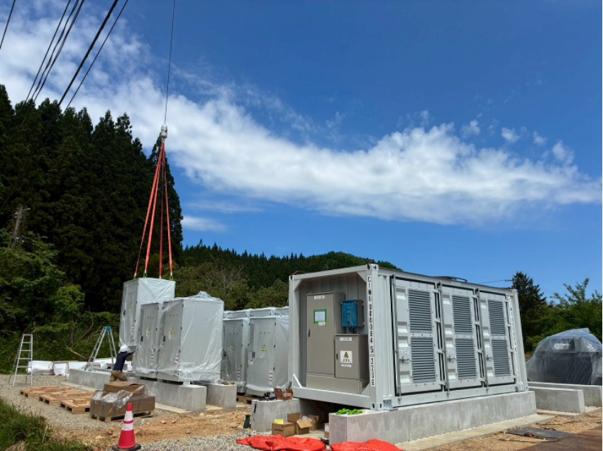 写真：山形県鶴岡市にて系統用蓄電施設「NC鶴岡市湯田川蓄電所」蓄電池設置開始
